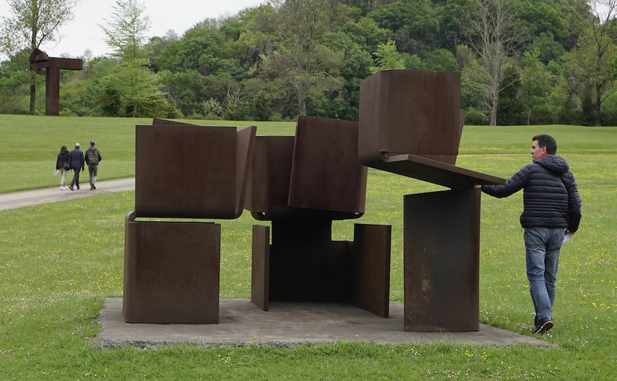 Un goteo incesante de visitantes vuelve a dar vida a Chillida Leku en la aapertura oficial al público este miércoles