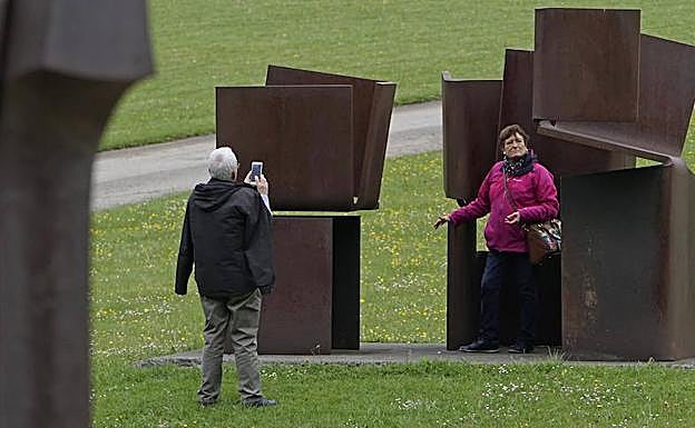 Un grupo de visitantes en una de las visitas guiadas este miércoles en Chillida Leku