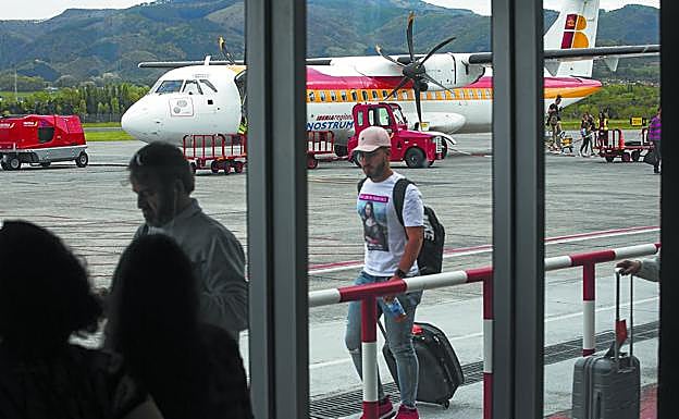 Viajeros en el aeropuerto guipuzcoano, nada más aterrizar en un vuelo desde Madrid. 