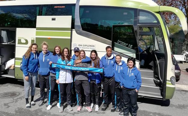 Westbeld, Nystrom, Eraunzetamurgil, Olabarria, Weaver, Iparragirre, González, Sarr, Brkic y Muguruza, ayer antes de subirse al autobús.