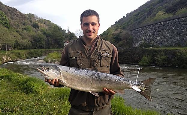 Aitor Aristregui, con el primer salmón de la temporada. 