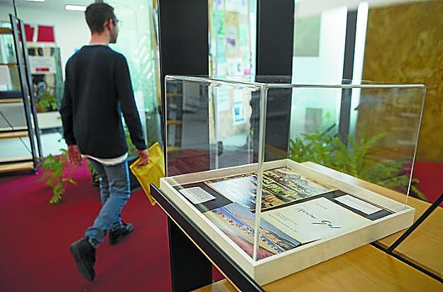 Una de las vitrinas de la muestra 'Menchu Gal en los textos'. 