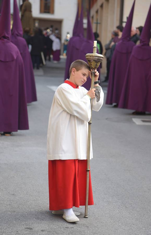 Este Viernes Santo Segura ha celebrado su Vía Crucis y más de 300 vecinos de todas las edades han formado parte de la procesión. 
