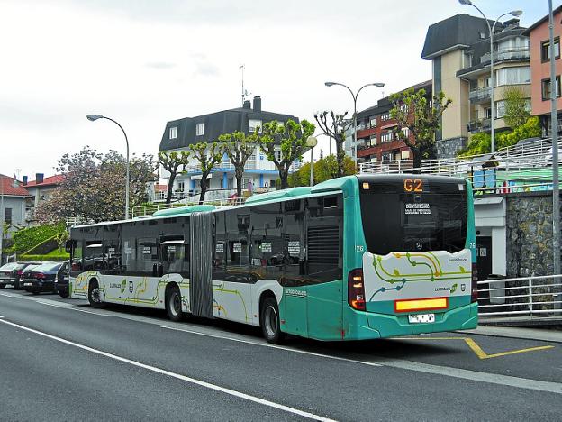 El autobús G2 en una de las paradas a su paso por Urnieta. 