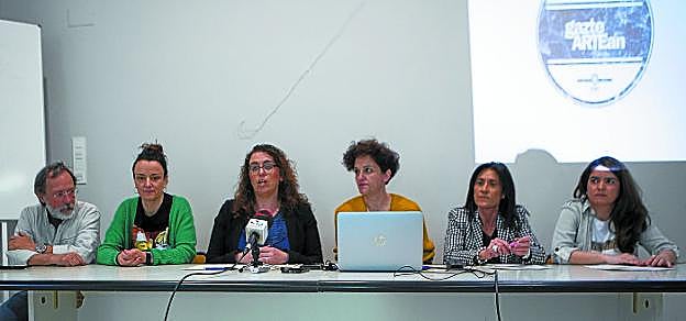 Labor de equipo. Jokin Vesga, Irati Redondo, Mónica Martínez, Eunate Encinas, Mariola Marín y Esti Zabal comparecieron juntos para dar cuenta de los cambios realizados en el área de Juventud durante el pasado año. 
