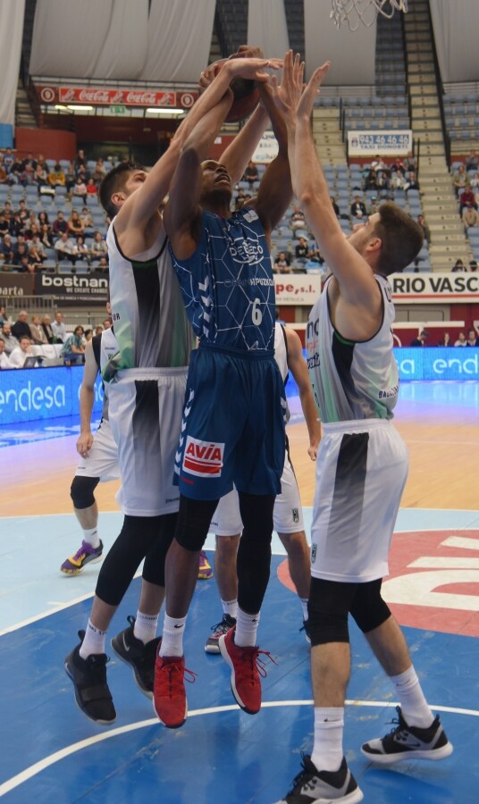 El GBC se agarra a la permanencia tras su triunfo ante el Joventut, 89-86, en un encuentro en el que ha tenido de todo.