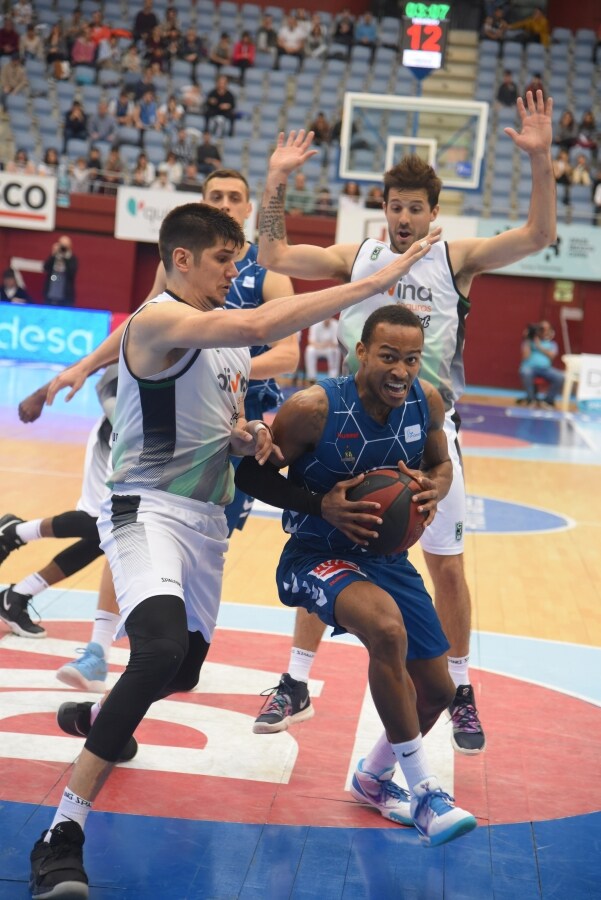 El GBC se agarra a la permanencia tras su triunfo ante el Joventut, 89-86, en un encuentro en el que ha tenido de todo.