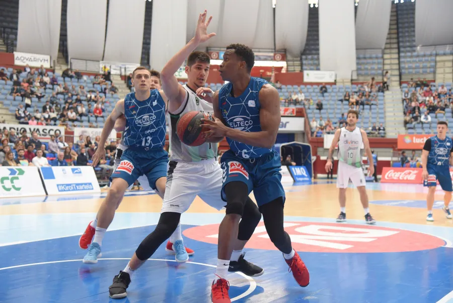 El GBC se agarra a la permanencia tras su triunfo ante el Joventut, 89-86, en un encuentro en el que ha tenido de todo.