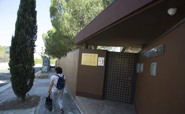 Vista de la entrada de la Embajada de Corea del Norte en España. 