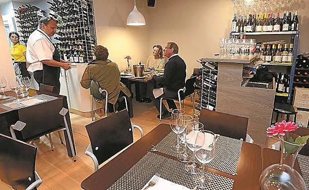 Juanmari atiende a un grupo de comensales en su Hidalgo 56, afamado por la variedad de sus especialidades. 