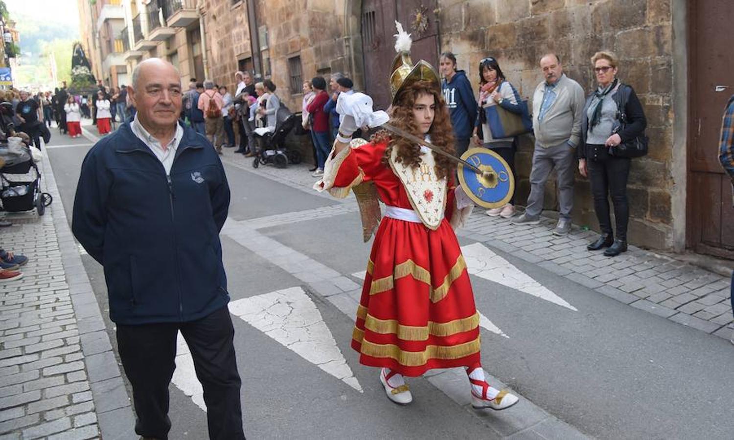Este Viernes Santo Segura ha celebrado su Vía Crucis y más de 300 vecinos de todas las edades han formado parte de la procesión. 