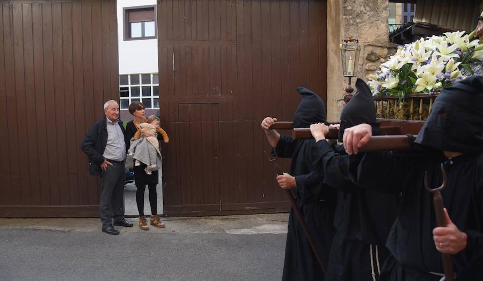 Este Viernes Santo Segura ha celebrado su Vía Crucis y más de 300 vecinos de todas las edades han formado parte de la procesión. 