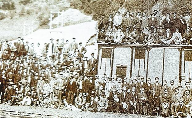 CAF. En 1919 sus trabajadores consiguieron que su jornada laboral obligatoria pasara de 10 a 9 horas, en la foto con el vagón número 1.000 salido de la empresa. 