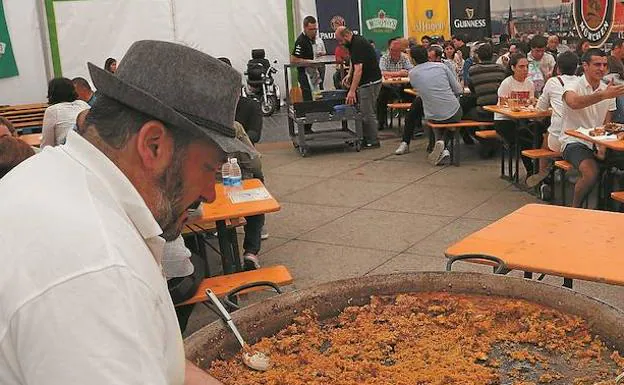 Feria de la Cerveza. Bajo la carpa, además de beber, se puede comer bien durante estos días. 