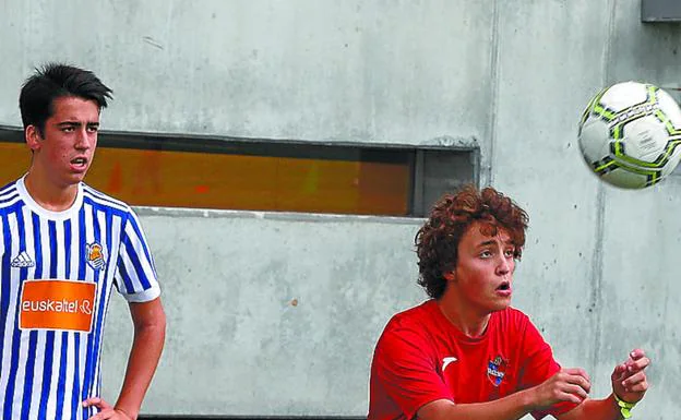 Dos niños de la Escuela de Fútbol del Touring. 