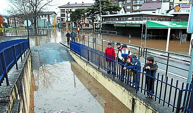 Inundación de 2009. El Bidasoa llenó de agua los garajes, los comercios y la mayoría de las calles del barrio.