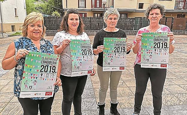 Amaia Jauregi, Amets Ugarte, Juncal Arocena y Gema Hernández muestran el cartel de la romería.