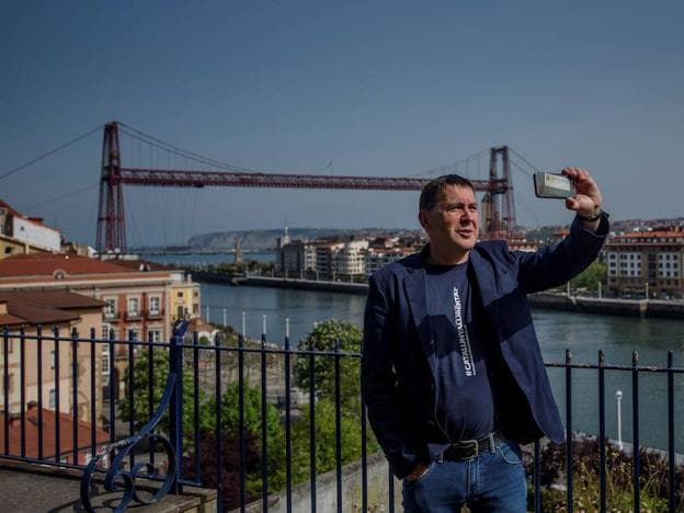 Arnaldo Otegi se saca un selfi en Portugalete ayer antes de iniciar el mitin.
