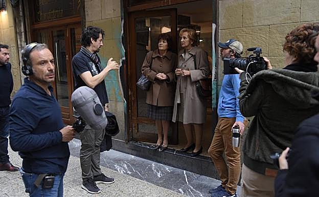 Imagen principal - El rodaje de &#039;Patria&#039; convierte la Parte Vieja de San Sebastián en un plató