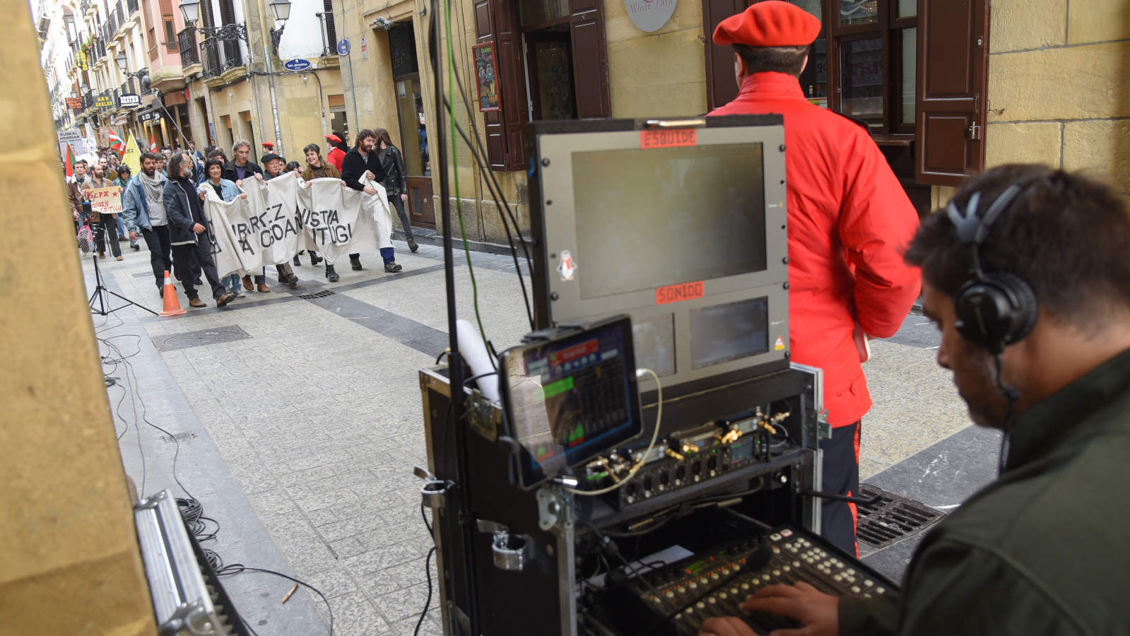 El rodaje de la serie de televisión 'Patria', basada en la popular novela de Fernando Aramburu, ha tenido lugar este martes en San Sebastián.