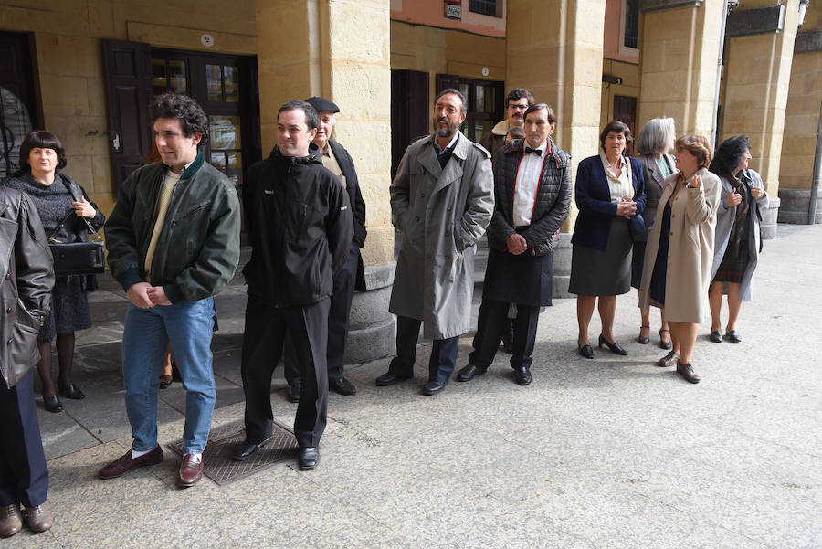 El rodaje de la serie de televisión 'Patria', basada en la popular novela de Fernando Aramburu, ha tenido lugar este martes en San Sebastián.