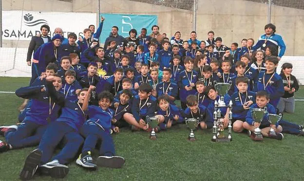 Txapeldunak. Los equipos del Club Deportivo Trintxerpe lucen sus trofeos y medallas tras su reciente paso por el Torneo de Lloret de Mar. 