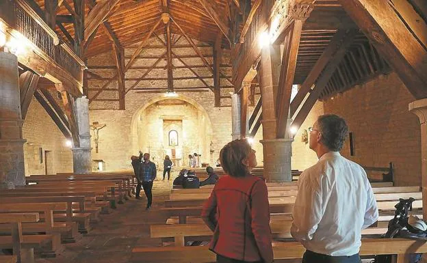 Visitas. Turistas admirando el artesonado de la ermita de Antigua el lunes. 
