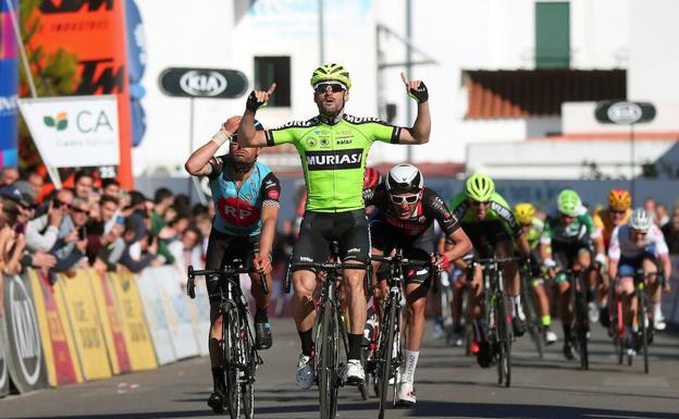 Enrique Sanz gana la primera etapa de la Vuelta al Alentejo, una de las tres victorias del Murias esta temporada, todas a cargo del navarro en Portugal.