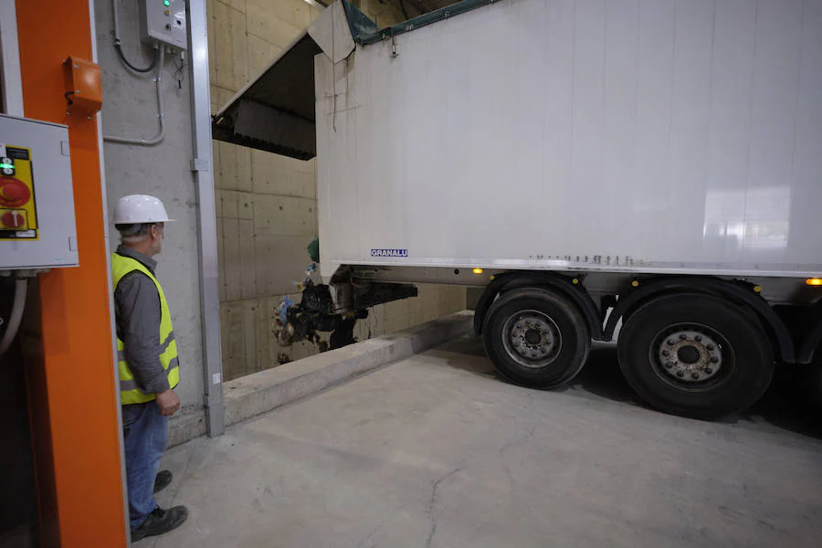 Los primeros camiones cargados de residuos de distintas comarcas de Gipuzkoa han comenzado este jueves a descargar en el complejo medioambiental de Zubieta. Arranca así la planta de tratamiento mecánico-biológico (TMB). El primer vehículo pesado ha llegado pocos minutos despué de las diez de la mañana.