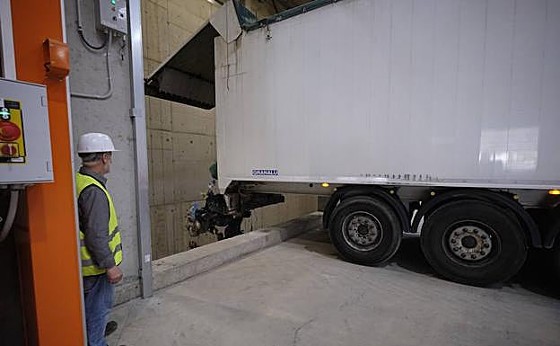 Uno de los primeros camiones de basura que ha llegado al complejo de Zubieta