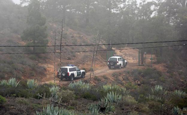 Efectivos de la Guardia Civil participaron en la búsqueda en una zona montañosa de la localidad de Adeje de la mujer y su hijo, hallados finalmente muertos.