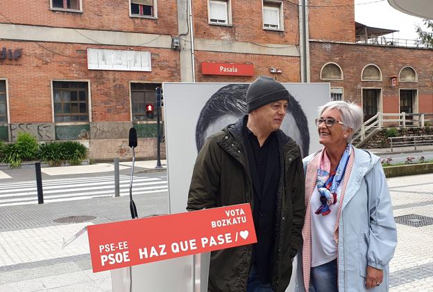 Los candidatos Odón Elorza e Izaskun Gómez, ayer junto a la estación de Renfe de Pasaia.