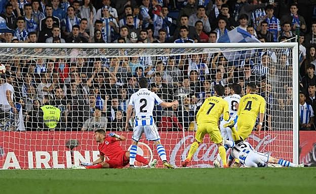 Gerard Moreno cabecea a gol el centro de Cazorla.