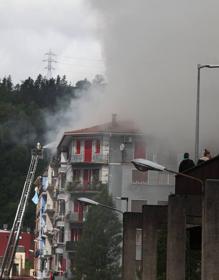 Imagen secundaria 2 - Veinte familias se ven obligadas a dejar sus casas tras un incendio en Ordizia