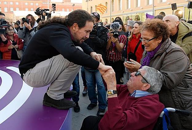 Iglesias saluda a un simpatizante, en el acto central de campaña de En Comú-Podem en Barcelona.