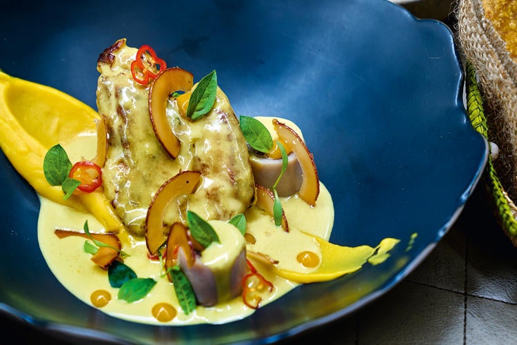 Conejo y loche con aromas de curry limeño, pan roti de camote y quinoa jazím del restaurante 'Astrid & Gaston'