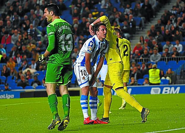 Mikel Oyarzabal, entre Andrés Fernández, Funes Mori y Mario, no encontró el gol que persiguió durante los noventa minutos. 