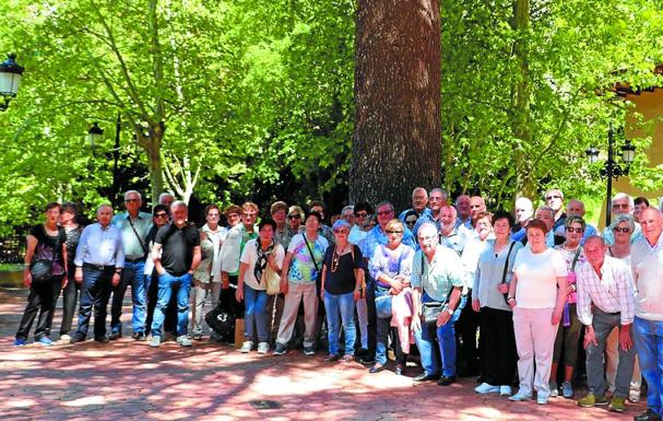 Participantes en una excursión el pasado año de la asociación a Salina de Añana. 