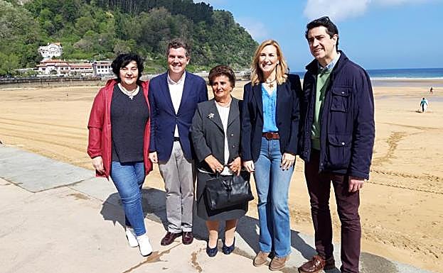 Silvia García Baglietto a la izquierda de la imagen junto a Arcauz, Elías, Beltrán y Murguiondo, tras un acto en Zarautz. 