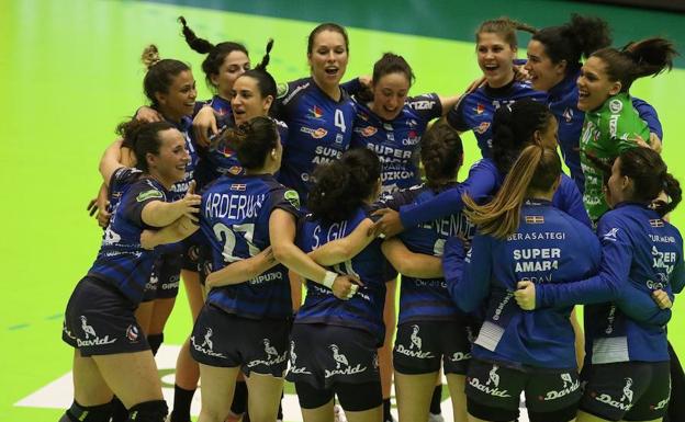 Las jugadoras del Bera Bera celebran el sufrido triunfo ante el Rocasa.