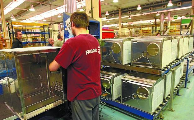 Socios trabajadores en labores de montaje en una de las plantas de Fagor, en 2011. 