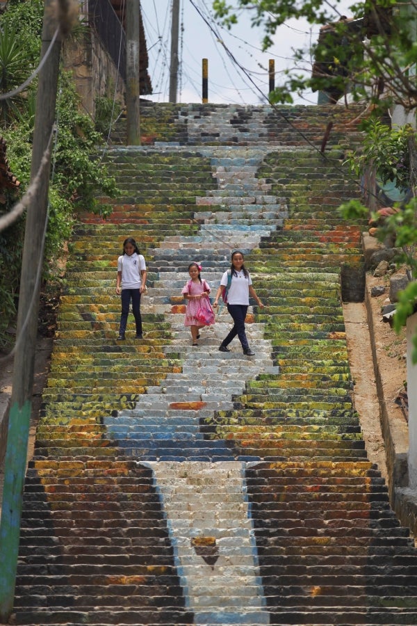 Las fachadas de las casas del poblado de San Juan de Flores, municipio de Cantarranas, Honduras, han sido pintadas con murales de reconocidos artistas nacionales e internacionales. 