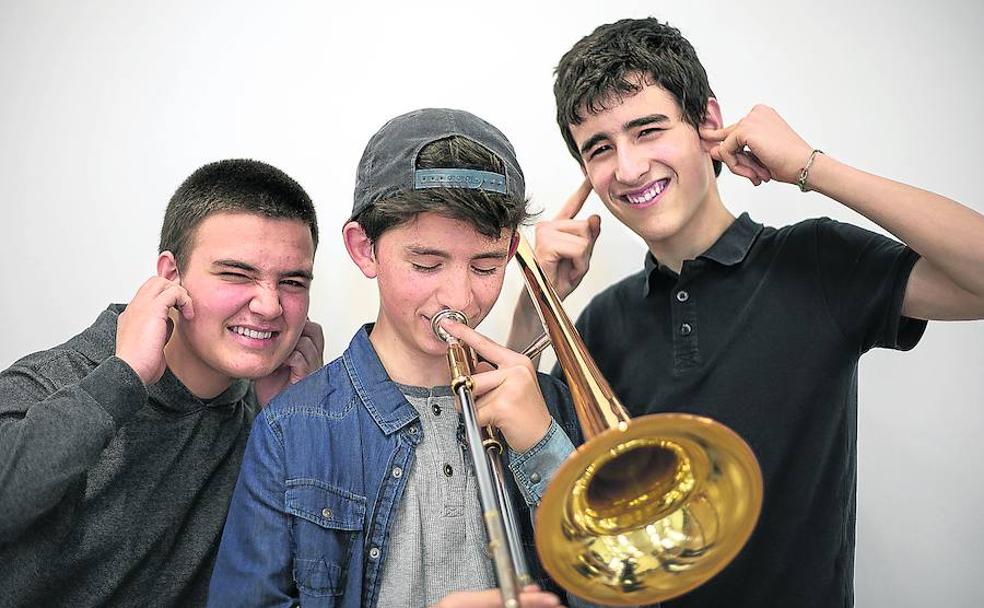 Jon Aliste (trompeta), Iker Lizartza (trombón) y Asier Pagazaurtundua (piano).