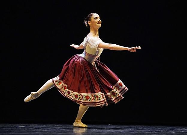 Karin Fouz bailando el año pasado 'Festival de las flores en Genzano'.