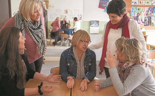 Irune Gurrutxaga, Camino Saiz, Irune Larreta, Axun Alkorta y Leire Leunda conversan en una de las aulas de colegio Karmelo Etxegarai de Azpeitia