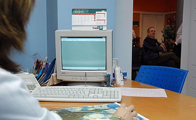 Una doctora de Osakidetza espera a la entrada de pacientes a la consulta. 