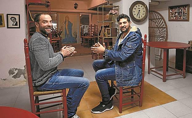 Iker Lauroba, compositor de 'Izarrak', y Yoni Camacho, cantante de Sonakay, en la peña flamenca La Paquera de Jerez, situada en el barrio donostiarra de Amara