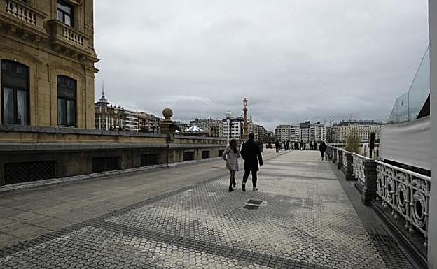En esta zona, entre el Ayuntamiento de Donostia y el Club Náutico, se produjo el altercado y la posterior agresión al menor donostiarra.