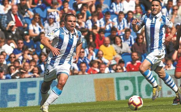 Ofensivos. Sangalli y Zaldua se lanzan al ataque en una de las jugadas más destacadas de la primera parte. 