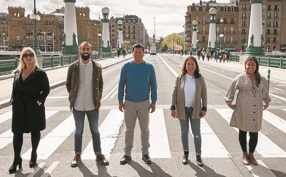 Vascos de corazón. Desde la izquierda, la rusa Manana Kapanazde; el chileno 'Jota Pizarro; el boliviano Juan Carlos Melgar; y las colombianas Liliana Daza y Catalina Ruiz. 